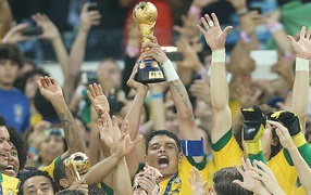 Защитник ПСЖ Тиаго Силва выиграл трофей