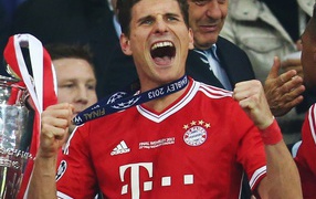 Футболист Фиорентины Марио Гомеса с медалью