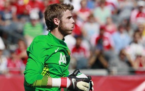 Футболист Манчестер Юнайтед Давид Де Хеа держит мяч