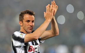 The football player of Sydney Alessandro Del Piero is applauding his fans