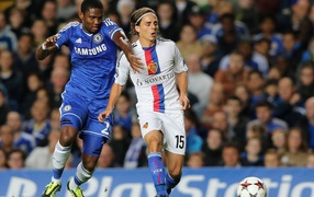 The forward of Chelsea Samuel Eto'o is fighting for the ball