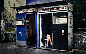 Девушка в аппарате мгновенного фото