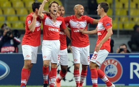 Полузащитник Спартака Дмитрий Комбаров и его команда