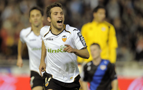 Полузащитник Барселоны Хорди Альба приходит на футбольное поле