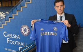 The halfback of Chelsea Eden Hazard and his new t shirt