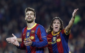 Игрок Барселоны Херард Пике на поле