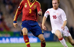 Игрок Барселоны Херард Пике забирает мяч