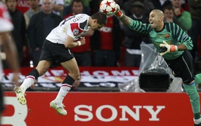 Игрок Барселоны Виктор Вальдес ловит мяч