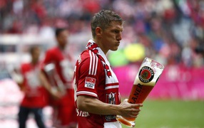 The player of Bayern Bastian Schweinsteiger with a beer