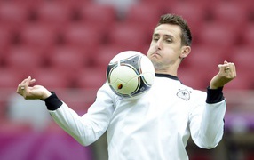 Игрок из Лацио Мирослав Клозе ловит мяч