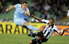 Игрок из Лацио Мирослав Клозе он стреляет он забивает