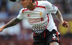 Игрок Ливерпуля Даниэль Аггер бьет мяч