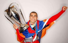 Игрок московского Спартака Юра Мовсисян со своим трофеем