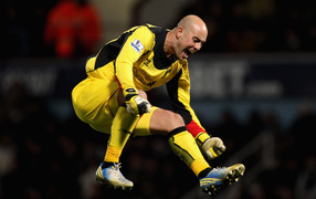 The player of Napoli Pepe Reina in the air