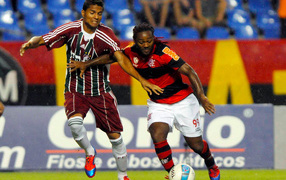  Игрок Шаньдун Лунэн Вагнера в борьбе за мяч