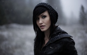 Девушка брюнетка в шапке и с пирсингом в носу и губе