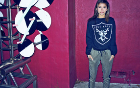 Девушка в кофте lost kats, стиль swag