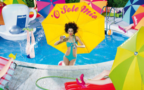 Яркая фотография девушек в бассейне