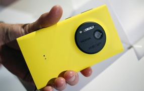 Nokia Lumia 1020 в руке