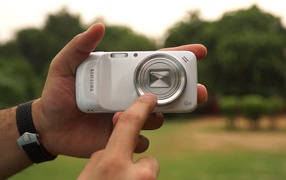 Samsung Galaxy S4 Zoom в руках