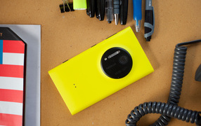 Жёлтая Nokia Lumia 1020 на столе
