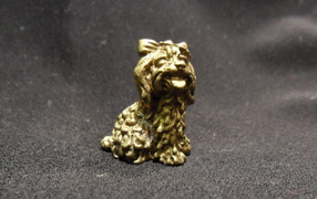 Золотая фигурка болонки
