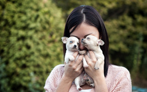 Девушка с щенками