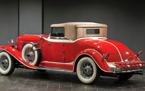 Старый красный автомобиль