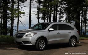 Автомобиль Acura RDX 2014 на дороге
