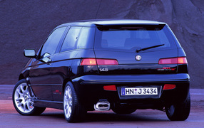 Автомобиль Alfa Romeo 145 на дороге