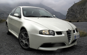 Автомобиль Alfa Romeo 147 на дороге