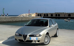 Автомобиль Alfa Romeo 159 на дороге