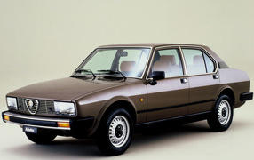 Автомобиль Alfa Romeo alfetta на дороге