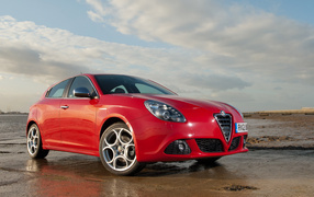 Автомобиль Alfa Romeo giulia на дороге