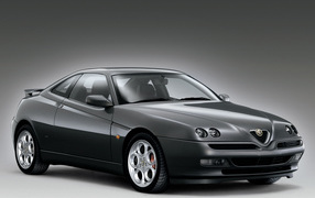 Автомобиль Alfa Romeo gtv на дороге
