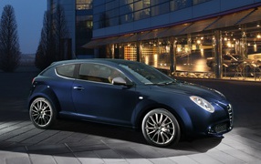 Автомобиль Alfa Romeo mito на дороге