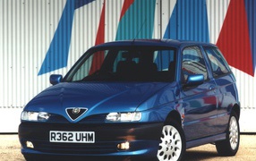 Красивый автомобиль Alfa Romeo 145 в Москве