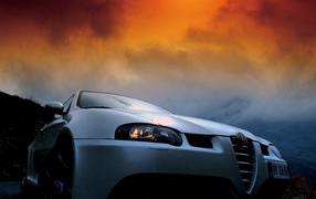 Красивый автомобиль Alfa Romeo 147