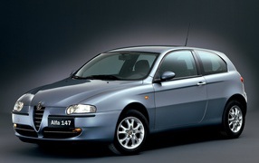 Красивый автомобиль Alfa Romeo 147 в Москве