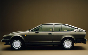 Красивый автомобиль Alfa Romeo alfetta в Москве