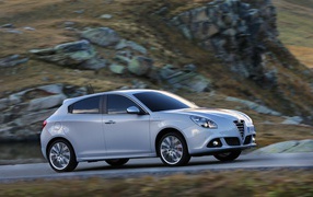Красивый автомобиль Alfa Romeo giulietta 2014