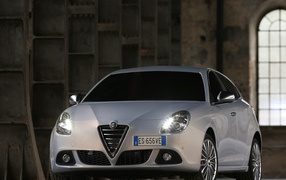 Красивый автомобиль Alfa Romeo giulietta 2014 в Москве