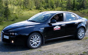 Черная Alfa Romeo 159