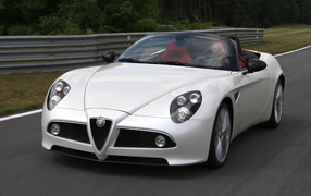 Автомобиль Alfa Romeo 8c spider на дороге