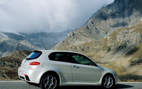 Автомобиль марки Alfa Romeo модели 147