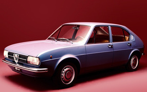 Автомобиль марки Alfa Romeo модели alfasud
