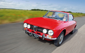 Автомобиль марки Alfa Romeo модели gtv