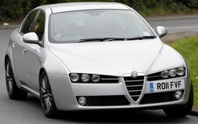 Белая Alfa Romeo 159