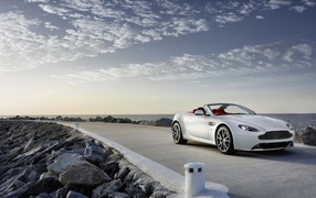 Автомобиль Aston Martin 2013 на дороге