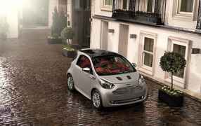 Автомобиль Aston Martin cygnet на дороге